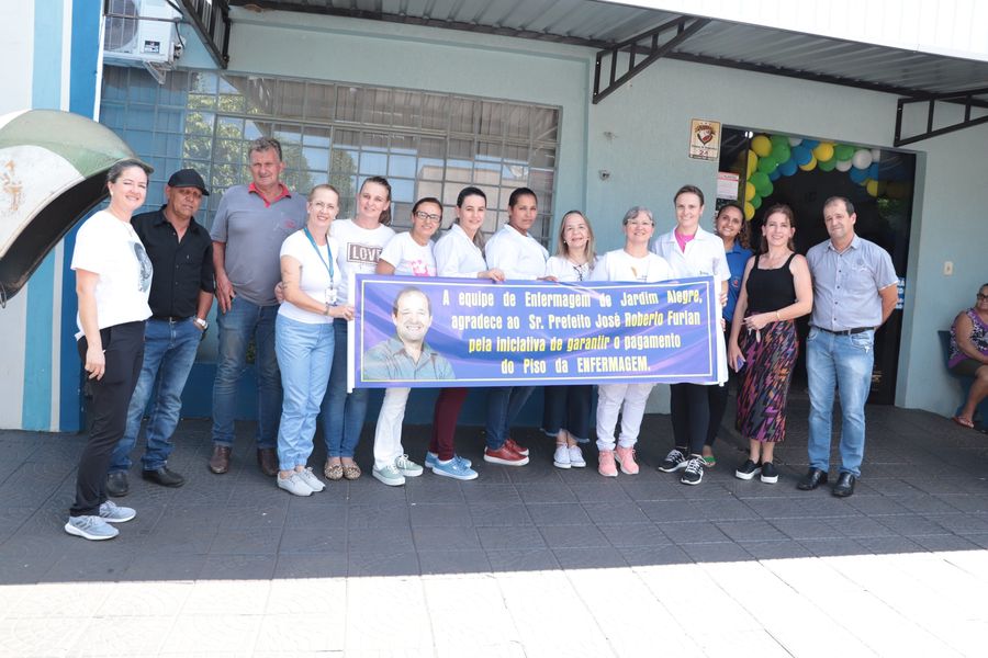 TÉCNICOS E ENFERMEIROS REALIZAM HOMENAGEM AO PREFEITO!